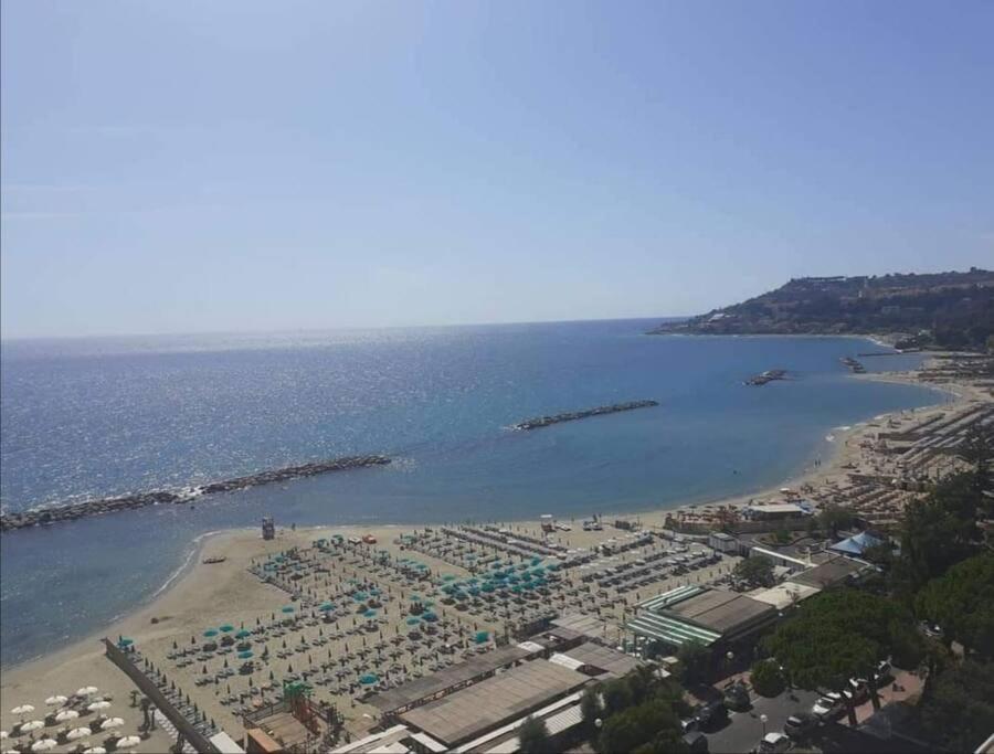 Casa Sveva, A Pochi Passi Dalle Spiagge E Dal Centro Di Arma Di Taggia. Exterior foto